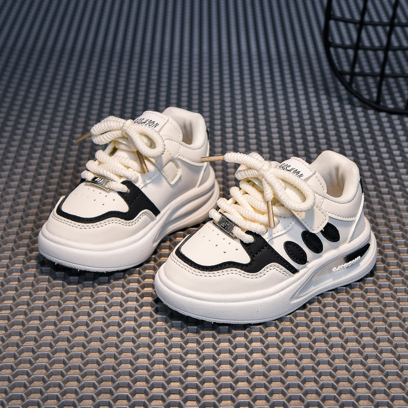 Otoño nueva moda zapatos infantiles, zapatos deportivos de suela suave, zapatos de skate de altura baja, zapatos blancos, zapatos para niños y niñas.