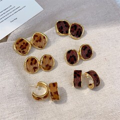 几何形豹纹植绒耳钉女港风潮流个性时尚精致耳环通勤百搭斑点耳饰