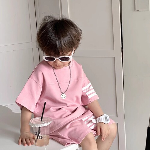 Boys' Korean-style sporty summer set two-piece with short-sleeve T-shirt and shorts, featuring three stripes and casual design for children.