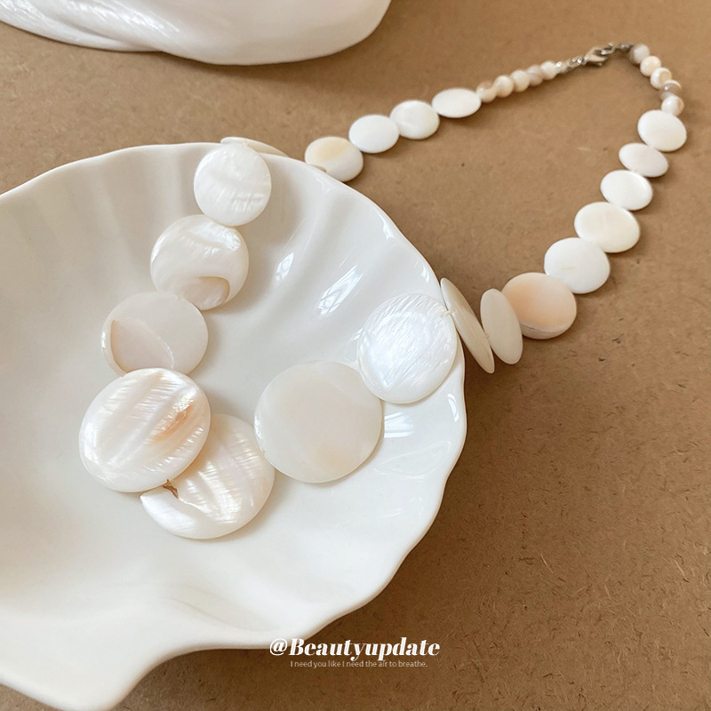 Collar de concha de alta gama para mujer de verano, estilo de vacaciones, cadena de clavícula simple y de moda, joyería de todo fósforo de nicho literario al por mayor