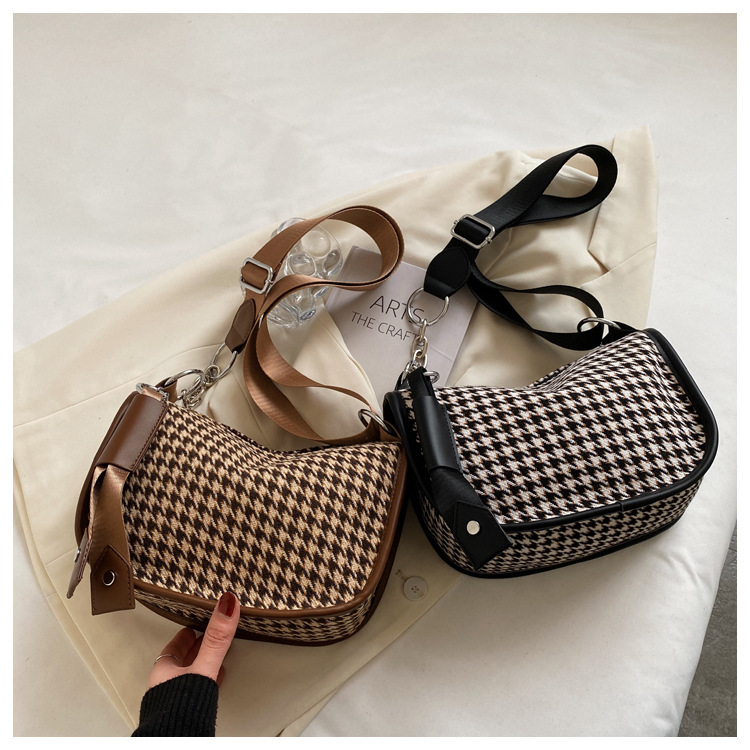 Commuter shoulder messenger bag niche design bag female fashionable popular all match small square bag_voghion.com