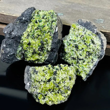 天然橄榄石原石水晶矿物摆件香薰扩香石矿物标 本鱼缸造景石 批发