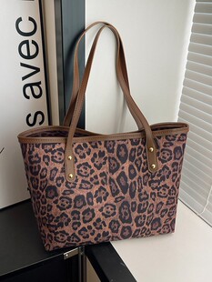 Demi-season capacious one-shoulder bag, shoulder bag, western style
