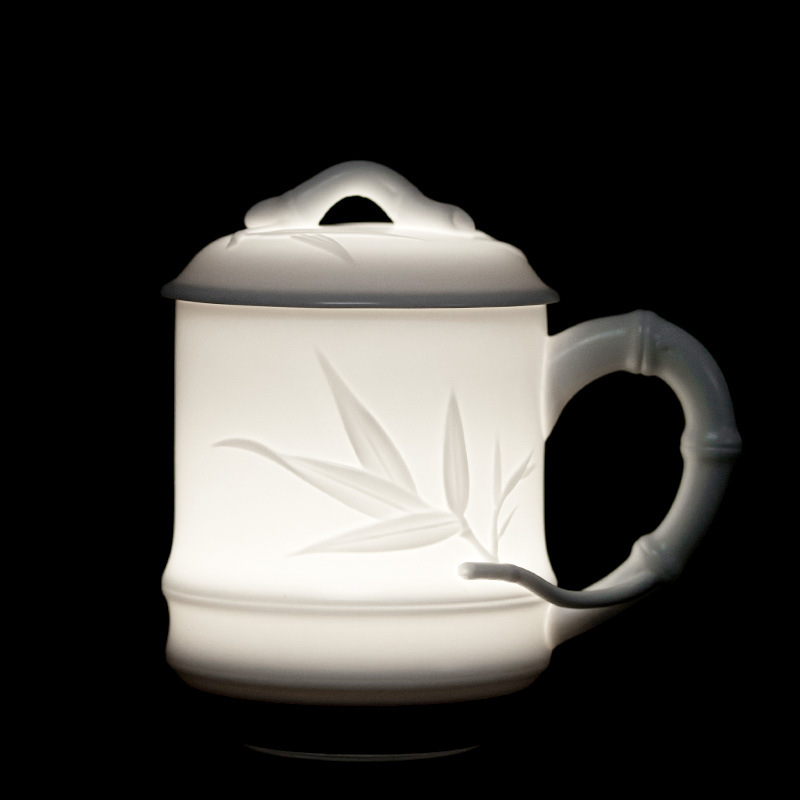 Winjiang en relieve de porcelana blanca Oficina Taza de cerámica con tapa Presidente taza de agua Aniversario de negocios taza de té Dehua