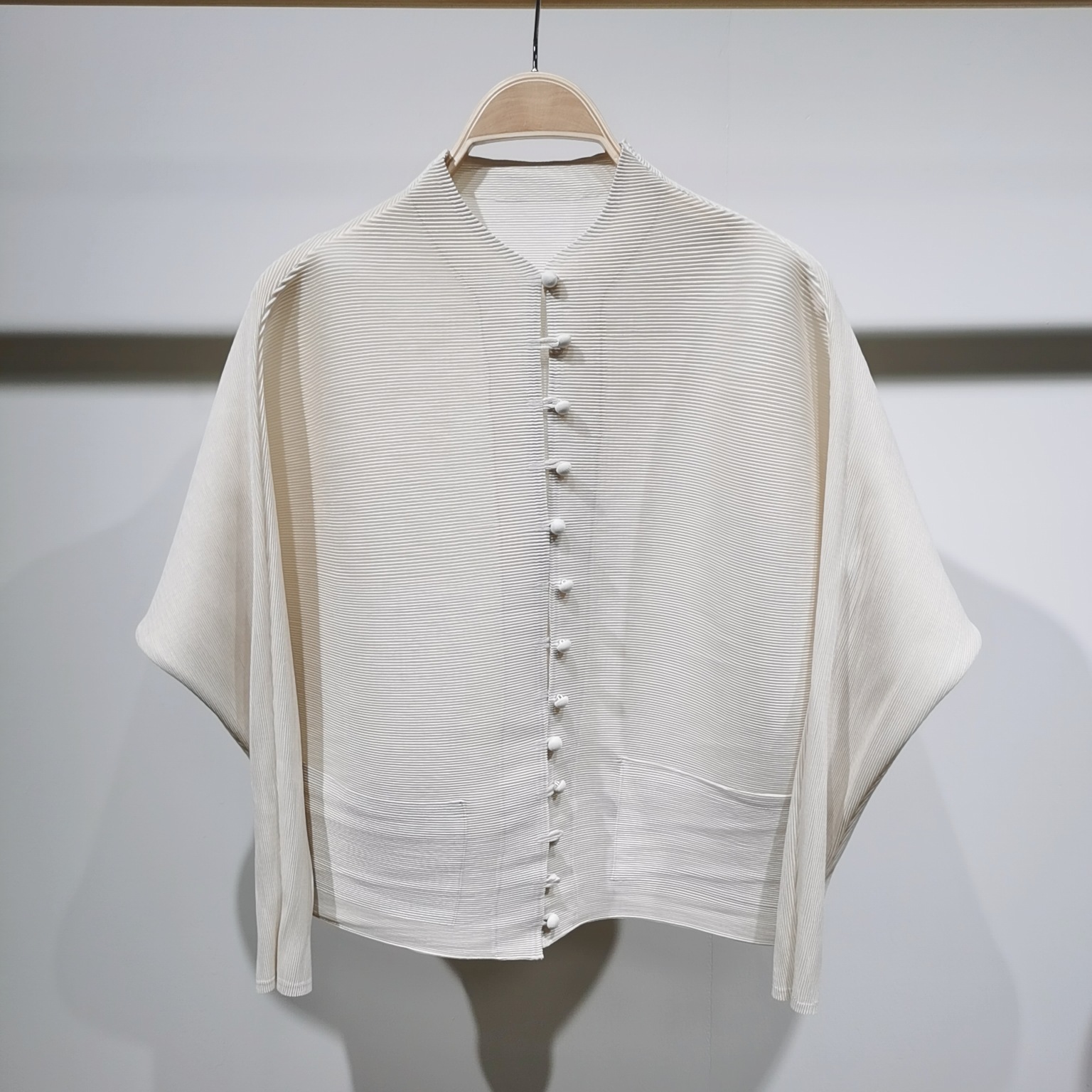 Suministro directo de fábrica, top informal de otoño y primavera 2024, de alta gama, plisado, moderno, con cuello alto, manga larga, talla grande, holgado, de botonadura sencilla. image 15