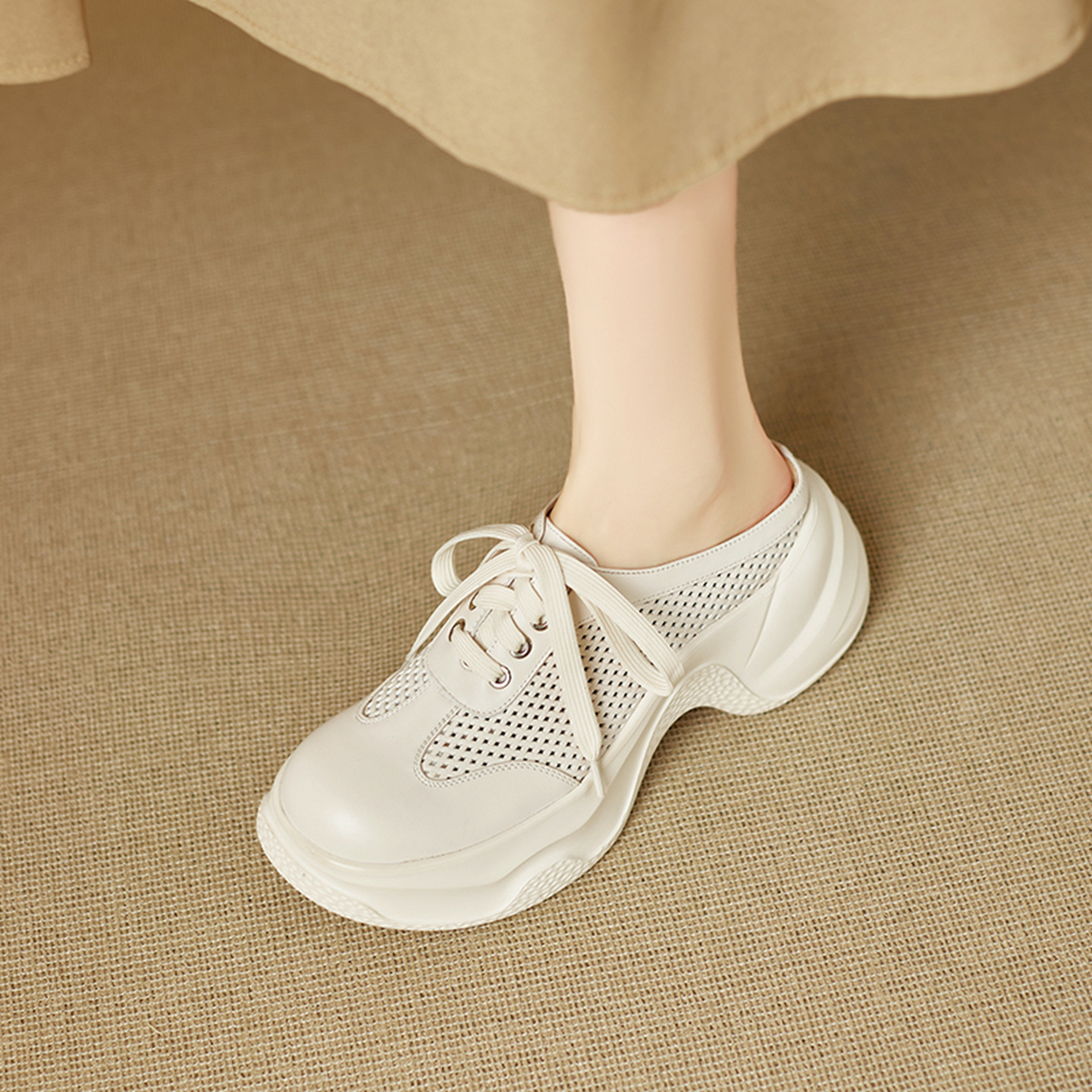 Dép sandal nữ quai chữ V đế bánh mì cao 5 cm, mũi trùm kín, phong cách casual — màu trắng ngà