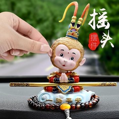首を横に振って孫悟空の車の置物の車の高級なサルの車内の装飾品の創意は平安男の内装用品を保証します。