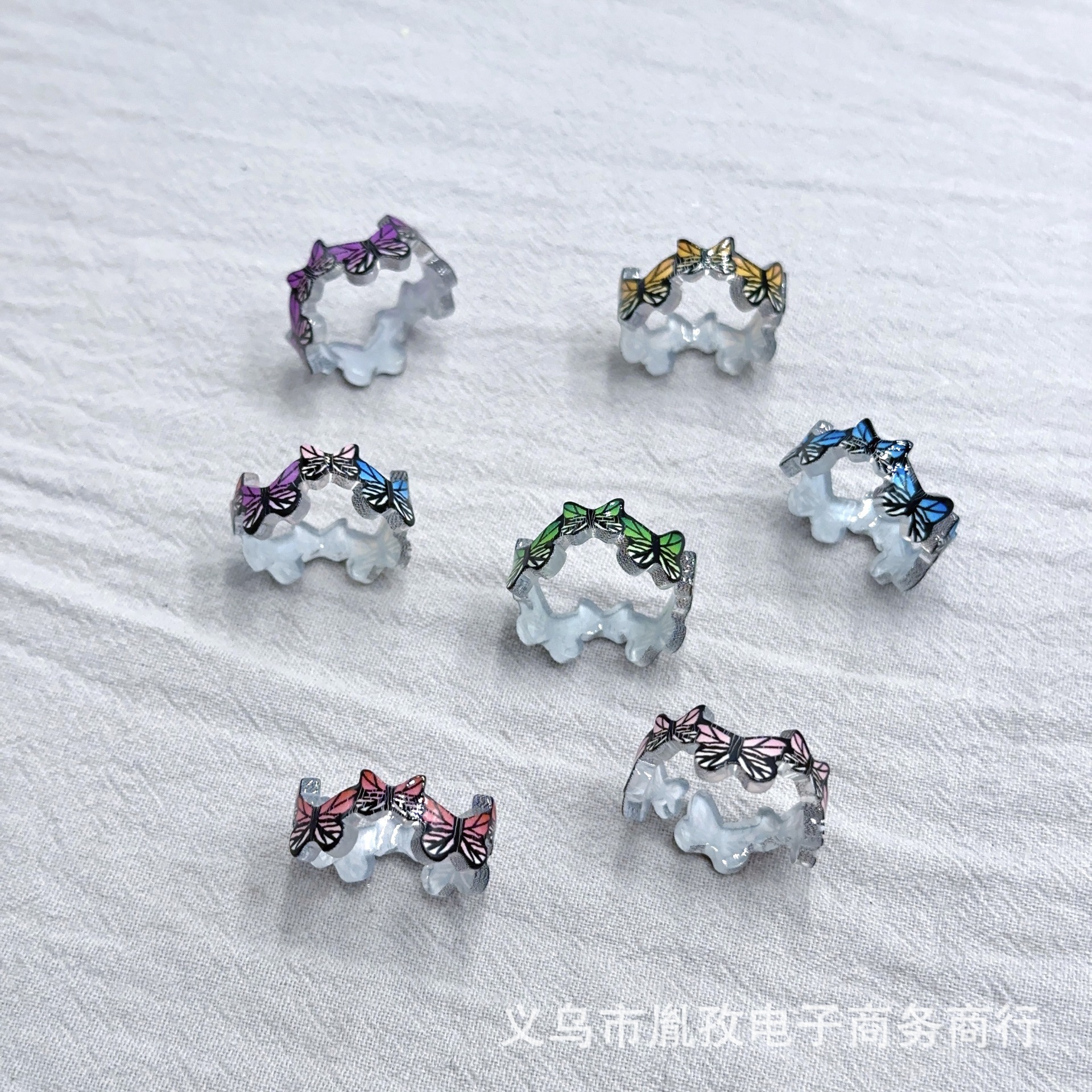 Europeo y americano transfronterizo popular irregular color transparente mariposa apertura ajustable anillo de resina acrílica estilo ins