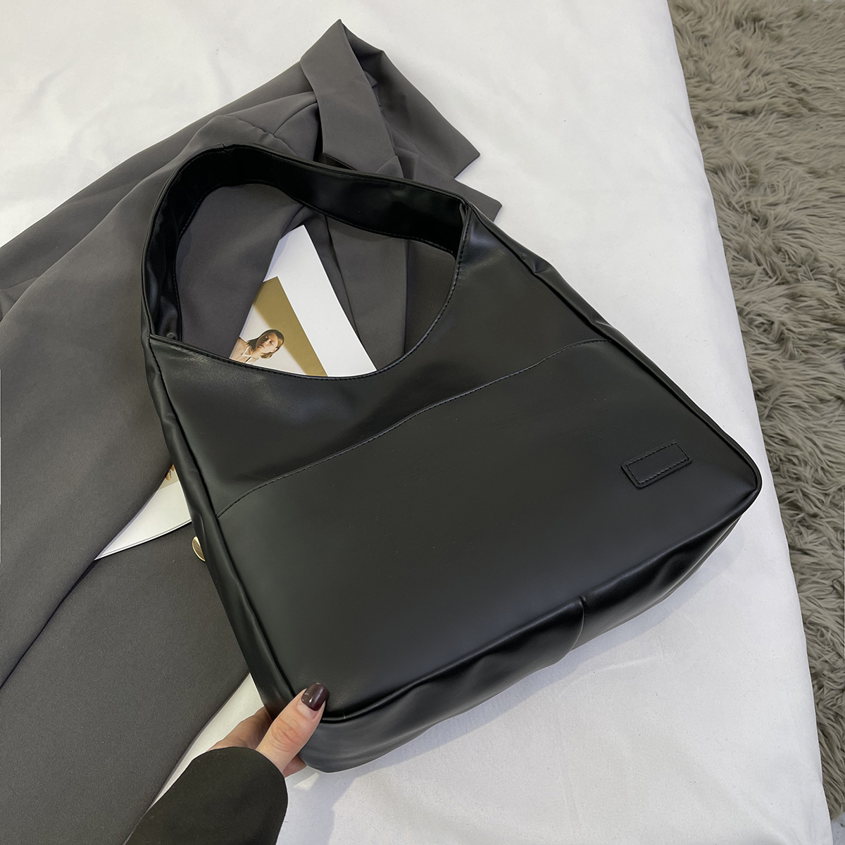 Stor damväska i mjukt läder som axelväska och shopper modell_voghion.com