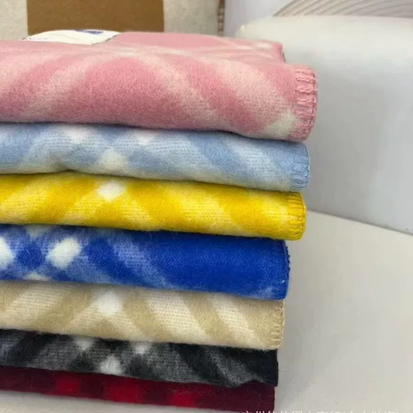 Identical to the one worn by Jun Ji-hyun, this cashmere scarf features a classic checkered pattern, thickened design, and can be used as a double-sided shawl or scarf