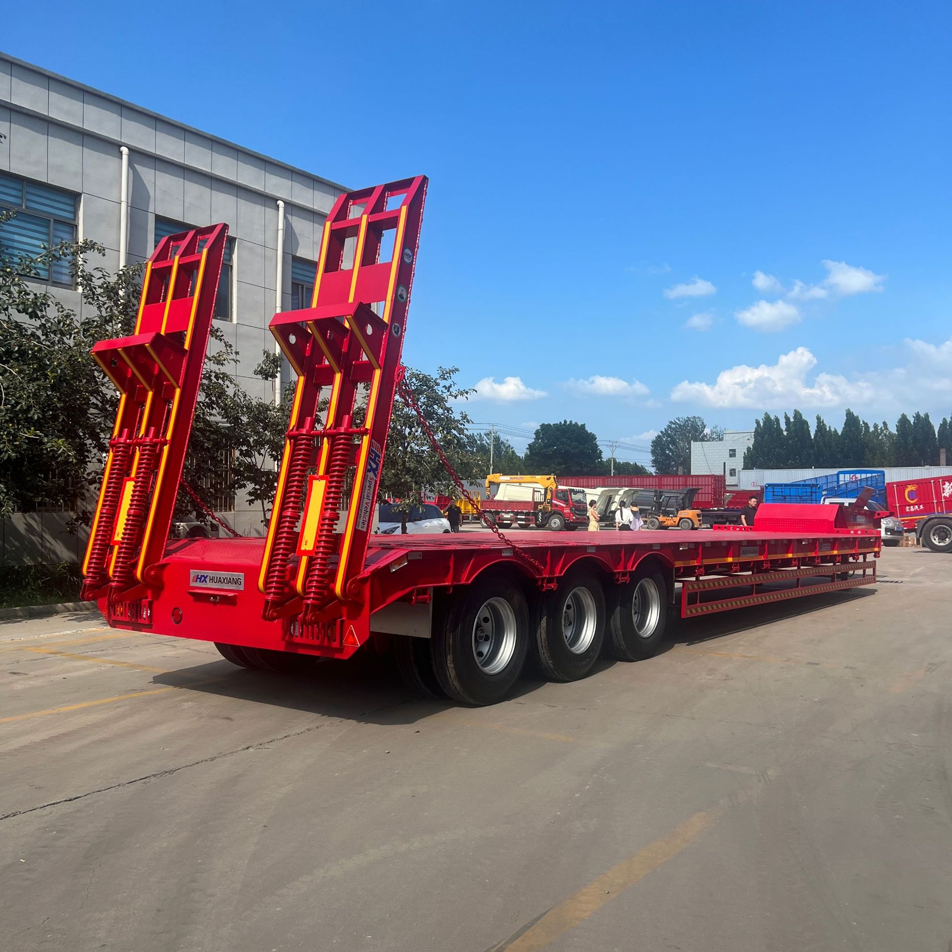 Source Factory Supplies Wholesale Heavy-Duty Low-Bed Engineering Machinery Trailers and Semi-Trailers to Southeast Asia, Middle East, and Africa