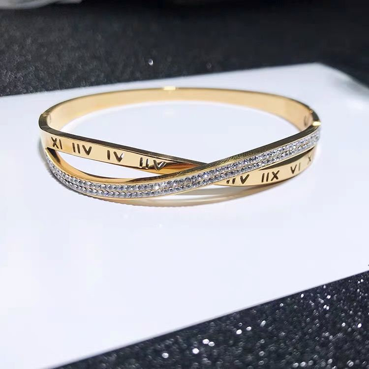 Estilo americano europeo y americano Cruz romana titanio acero pulsera hueco mujer carta hebilla pulsera oro estrellado pulsera