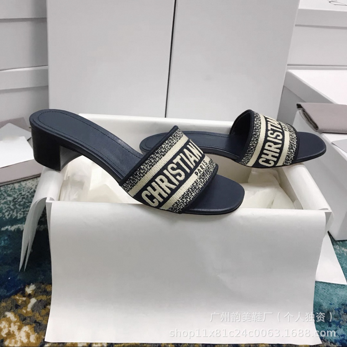 2025 verano D casa pantuflas bordadas mujeres que usan ropa exterior celebridad de Internet playa piel de oveja con zapatillas de diamantes de imitación de tacón medio mujeres