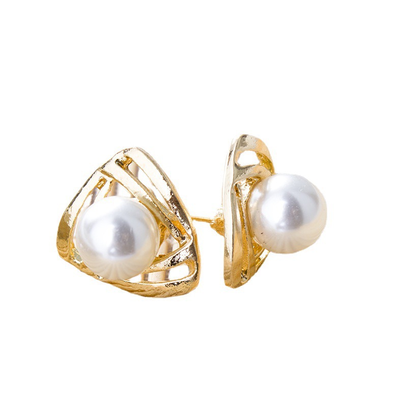 Pendientes de perlas triangulares estilo coreano - Pendientes para mujer - Fuente de joyería pequeña de Yiwu para puestos de 2 yuanes
