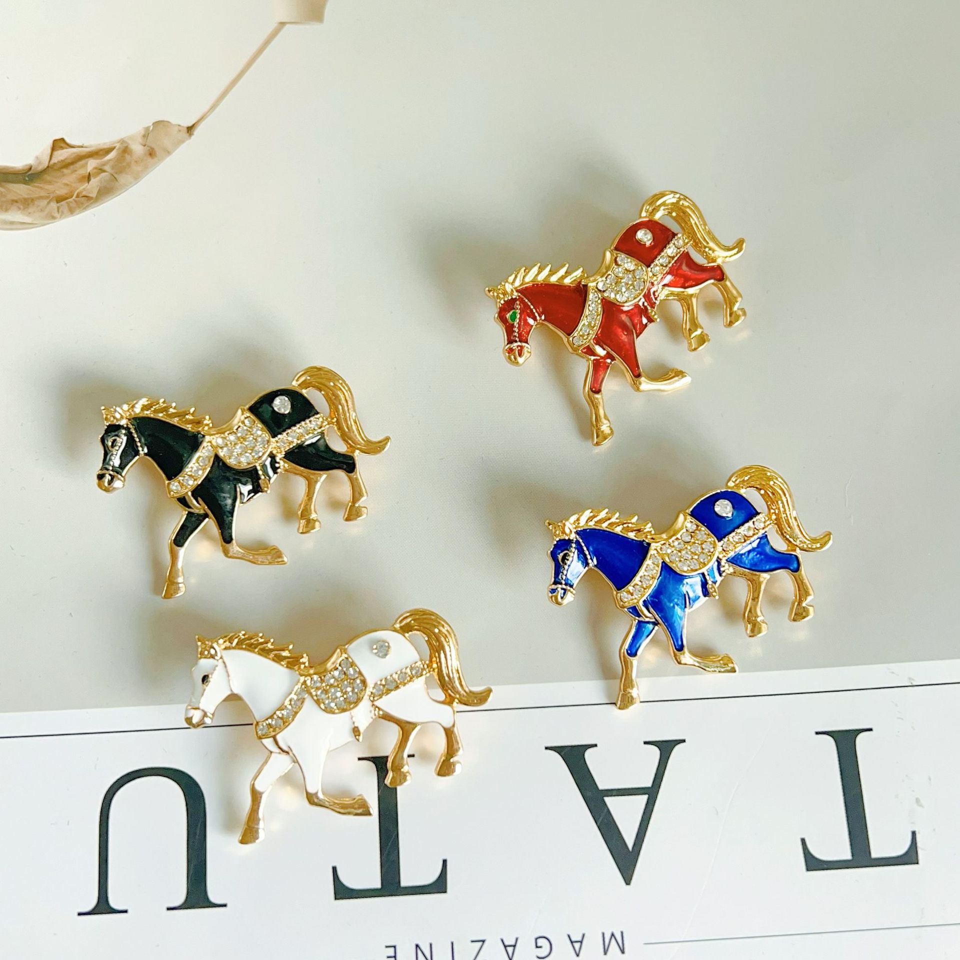 Dierenriem paard broche voor dames luxe niche design speld_voghion.com