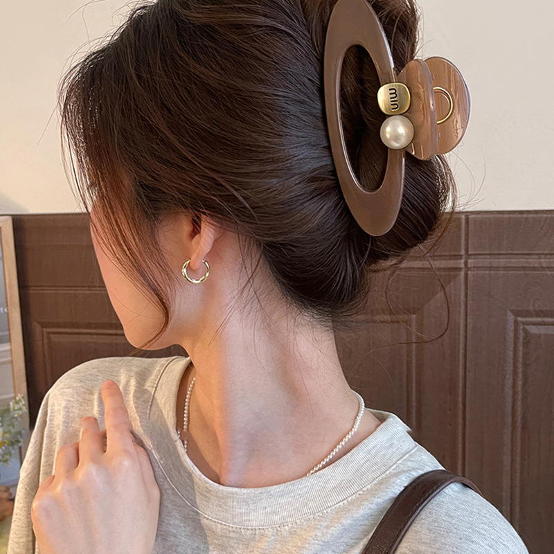 Pinza para el cabello de perlas con letras ovaladas pinza de tiburón simple de personalidad coreana, pinza de agarre de moda de alto nivel de nicho, accesorios para el cabello para mujeres