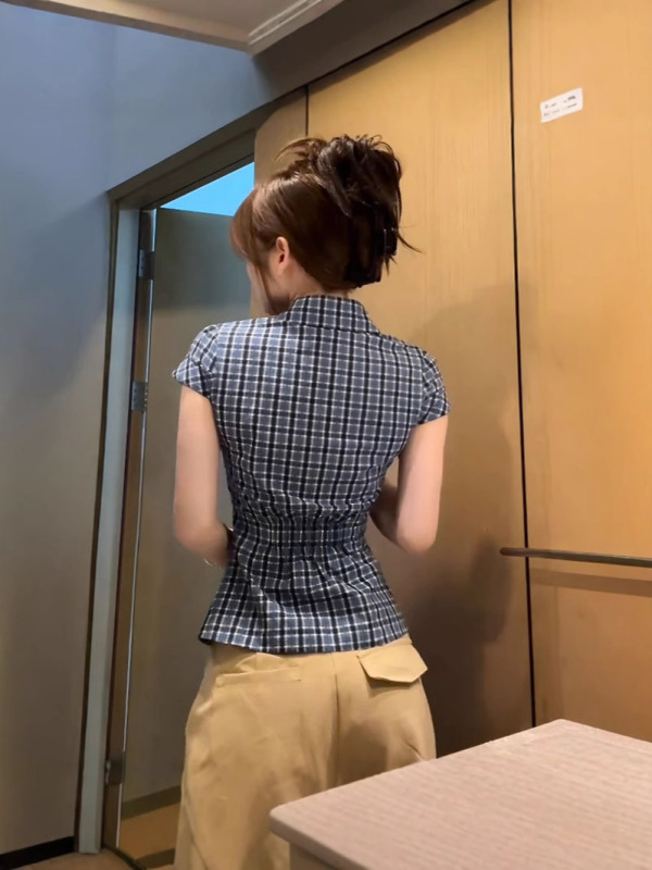 デザインブルーチェック柄半袖シャツ女性の夏のレトロなプリーツウエストスリムシャツニッチピンチウエストトップ|undefined