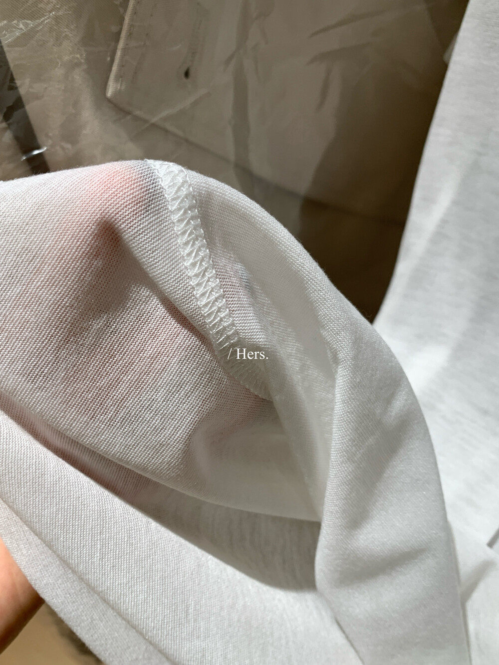 Áo thun nữ cổ V tay ngắn phong cách Hàn Quốc, form chuẩn vai, thiết kế đơn giản, mặc đẹp mọi dáng — màu đen, trắng ngà, màu hồng, xanh lá cây chi tiết 23