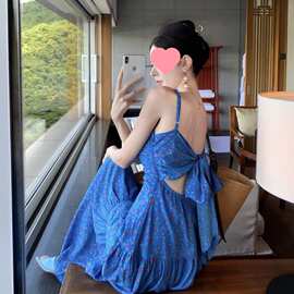 碎花蓝色吊带连衣裙女夏蝴蝶结露背高腰显瘦辣妹长裙海边拍照衣服