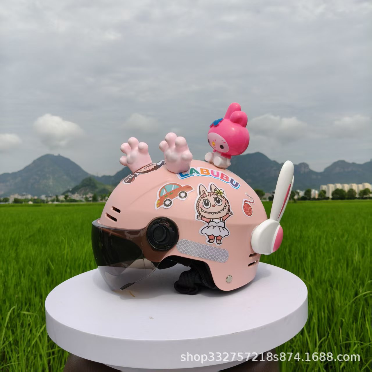 복숭아 핑크 래브 + 자외선 차단제 안경 + 흰 고양이 발톱 + 멜로 + 흰 토끼 귀