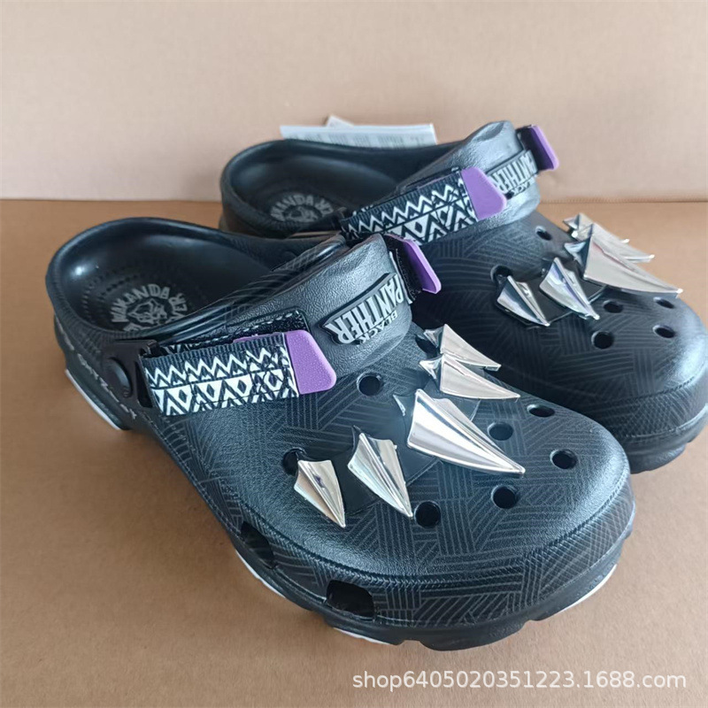 Trill co-branded Black Panther clogs, Kajia 2026 new model, studded beach shoes for men and women, large size, foreign trade 208131