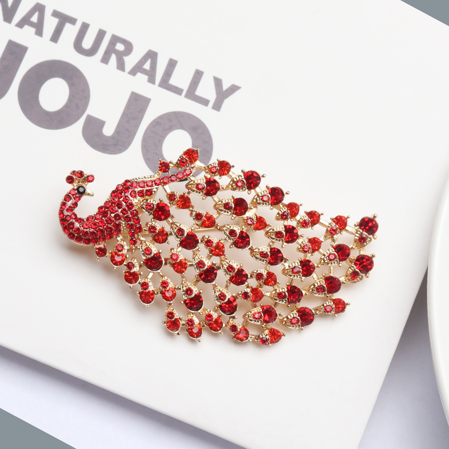 欧美大红色水晶孔雀胸针动物水钻女胸花时尚别针防走光服装配饰品