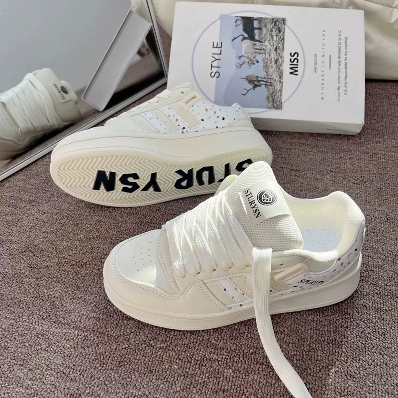 Универсальные белые туфли на толстой подошве в гонконгском стиле, новинка 2025 года, весенний кампусный стиль, уличная съемка, повседневные супер мягкие туфли для женщин