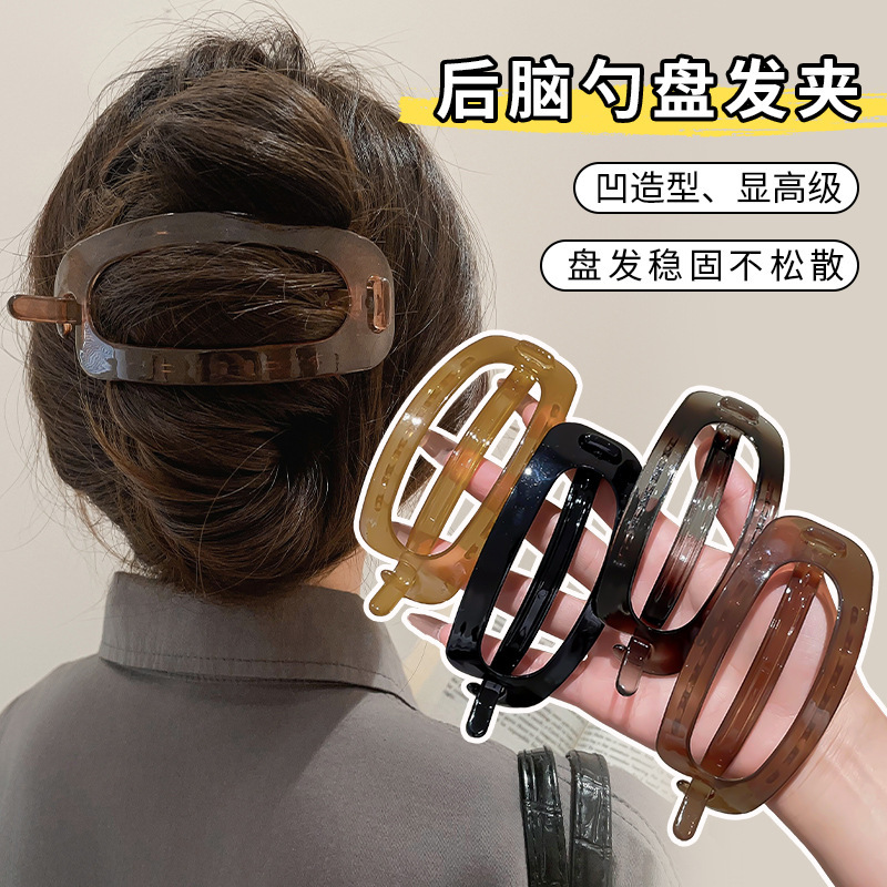 シンプルな雰囲気の楕円ヘアピンの女性の後頭部の高級感があります。|undefined