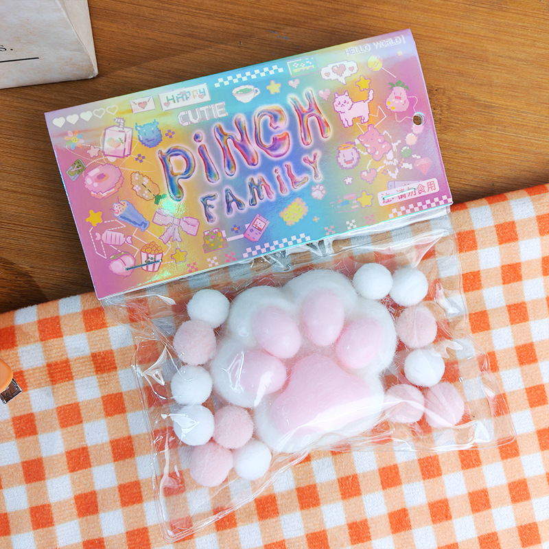 흰색 무리 고양이 발