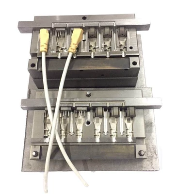 USB injection mold DCAC plug: Avtomobil hissələri qəlibləri