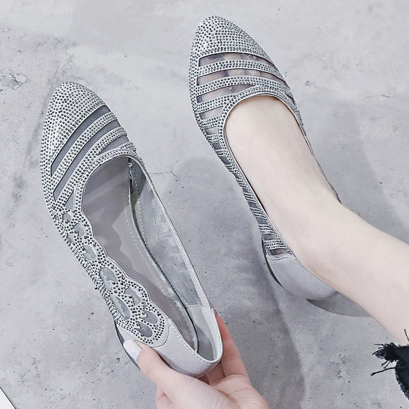 Женские сандалии лето 2025, новая модель, плоская толстая подошва, ажурный носок с камнями, мягкая сетчатая подкладка, удобные кожаные туфли.