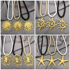 新しいクロスボーダーレトロ中空フラワーサンペンダントネックレス 18K ゴールドステンレス鋼ツイストロープヒトデ誇張ネックレス