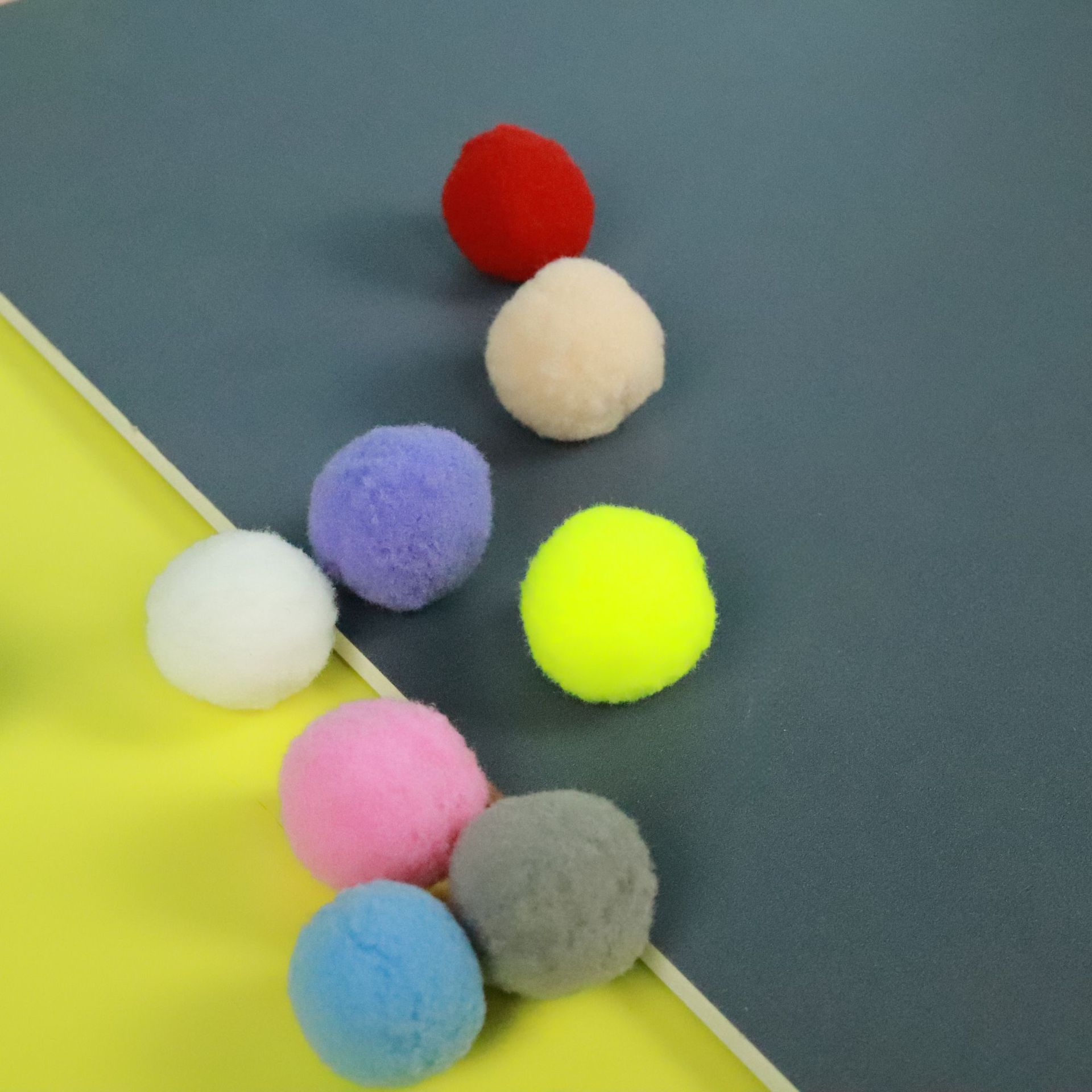 Pelota de Peluche Silenciosa para Gatos Interactiva y Resistente a Mordeduras image 7