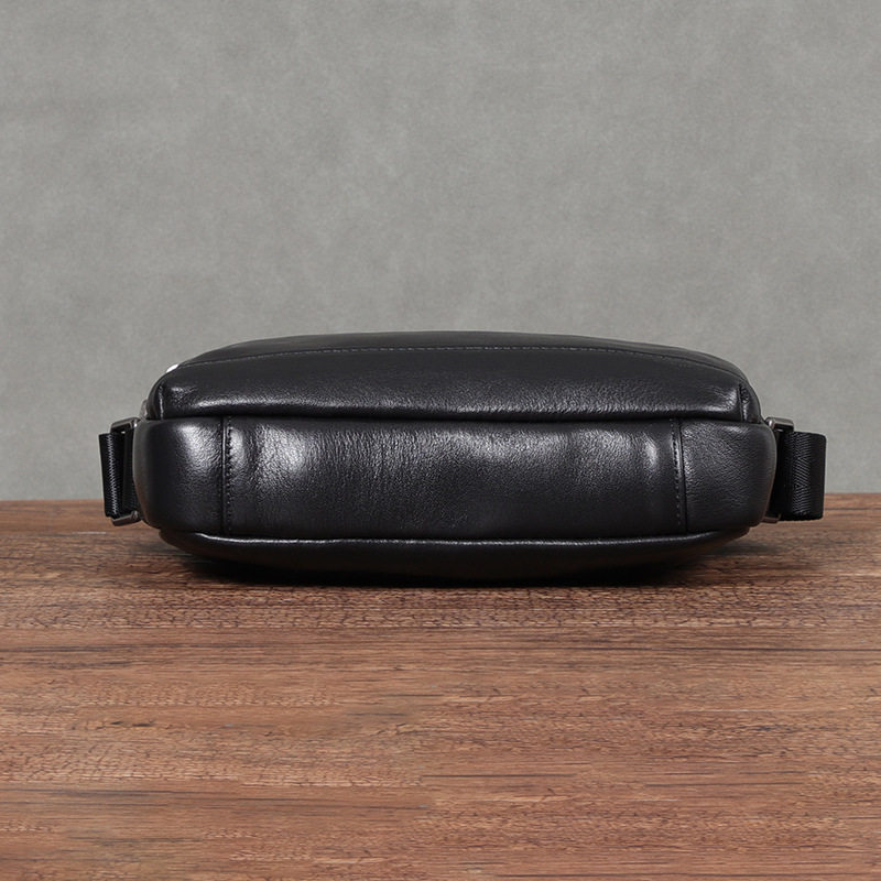 Túi đeo chéo nam da bò thật kiểu vuông nhỏ 29×11×17 cm — Màu đen chi tiết 3