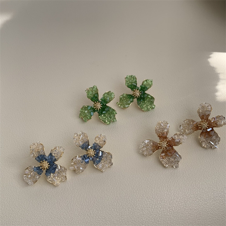 Cute fresh elegant sophisticated fashionable earrings