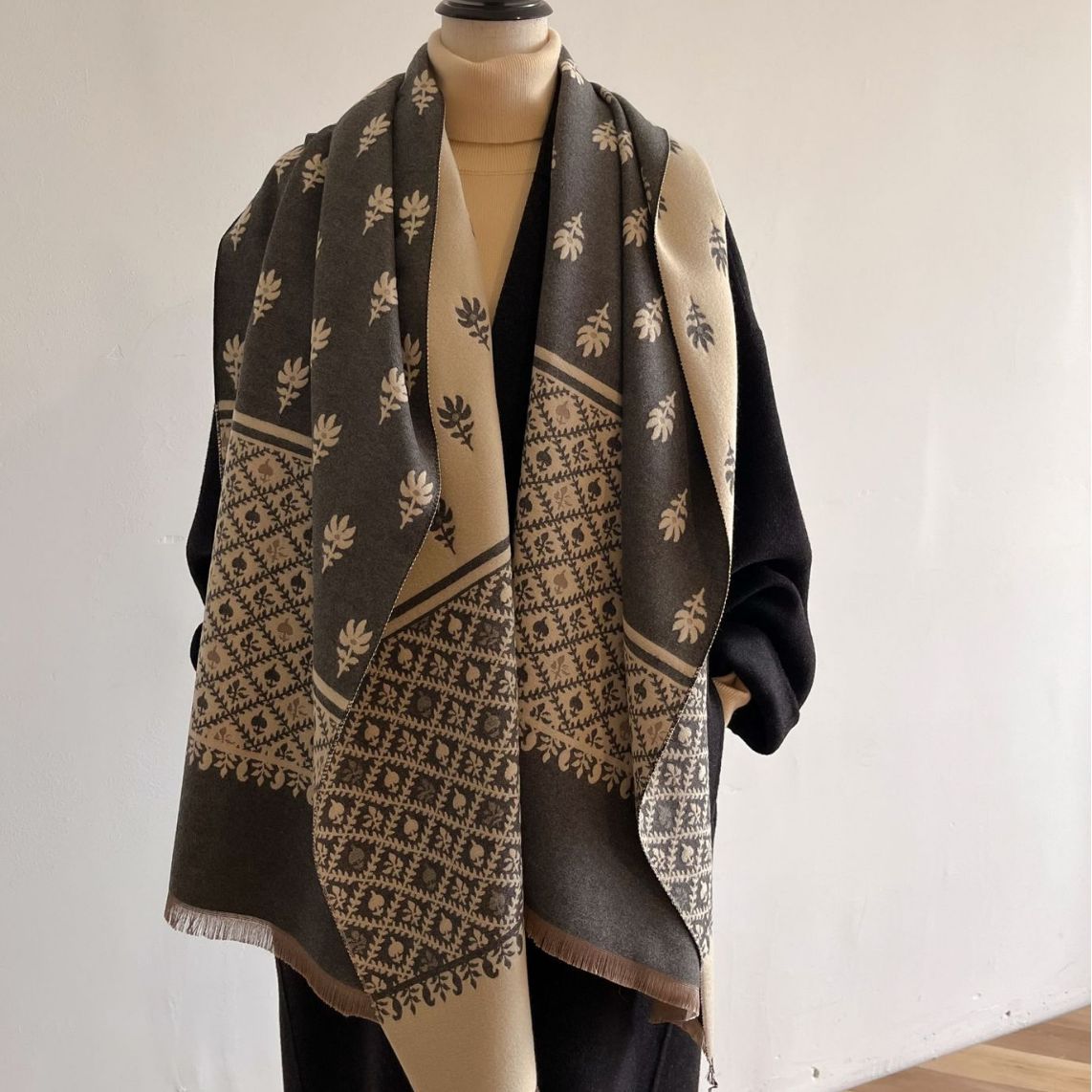 Nuevo Otoño e Invierno de doble cara de Cachemira como borla larga bufanda 2023 clásico estampado de flores engrosado chal cálido para mujeres