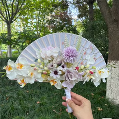 新婦の扇子の手は花を持って証明書を受け取って婚約します。