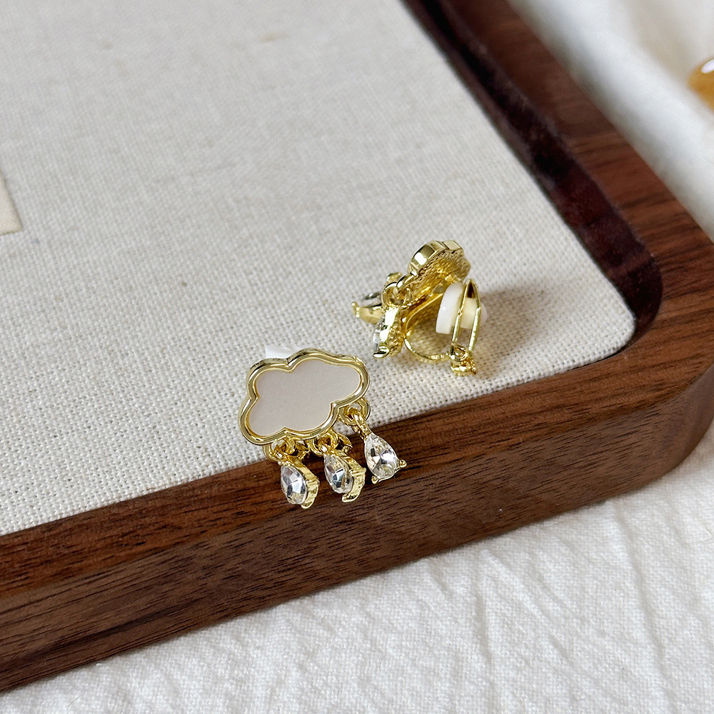 Versión coreana del clip para la oreja sin orejas de la celebridad de Internet clip para la oreja triangular con incrustaciones de diamantes de alta calidad Pendientes de Yiwu de temperamento simple femenino al por mayor