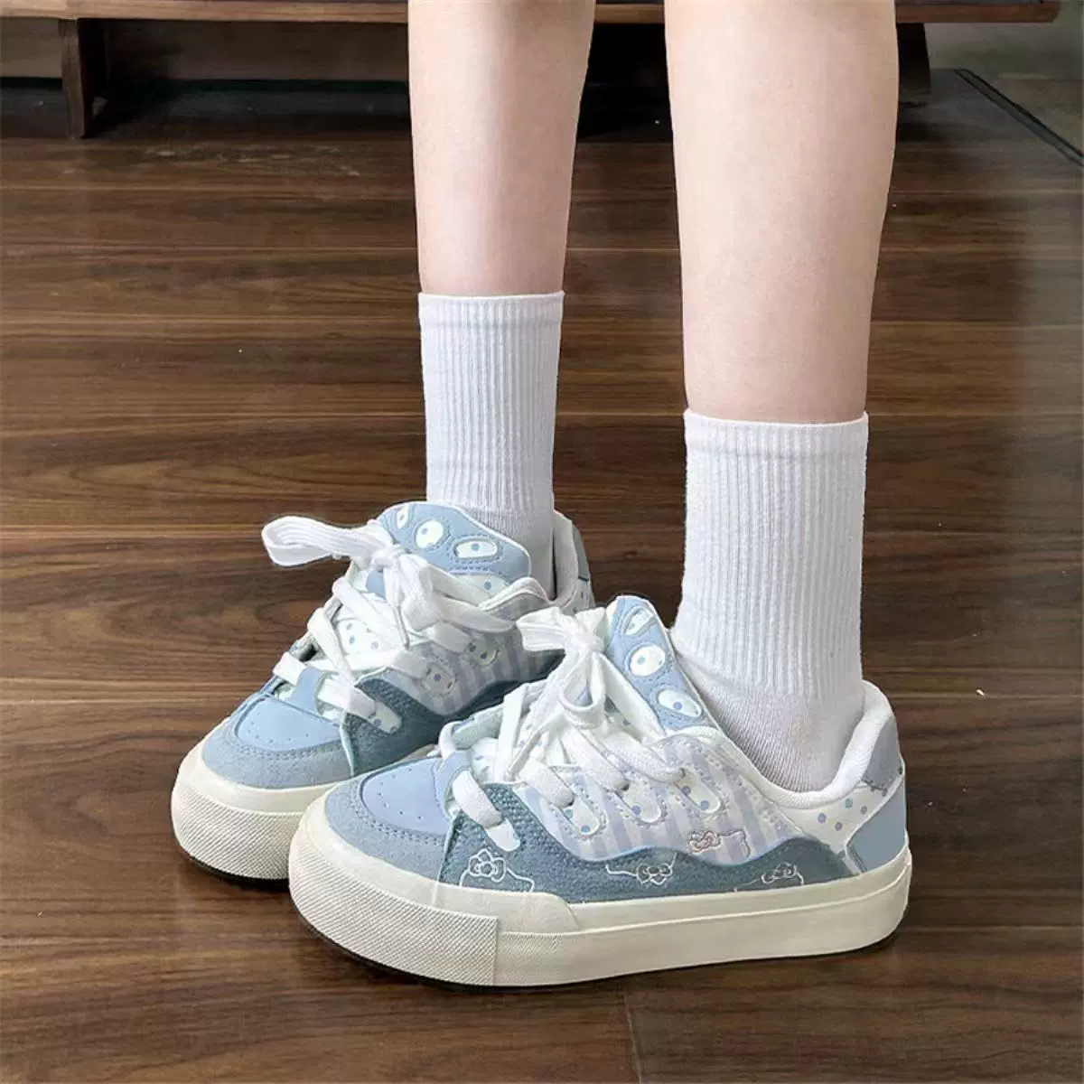 Высококачественные, суперпопулярные нишевые женские кроссовки в западном стиле, новый стиль 2025 года, ультралегкие, универсальные белые туфли, модный повседневный хлеб.