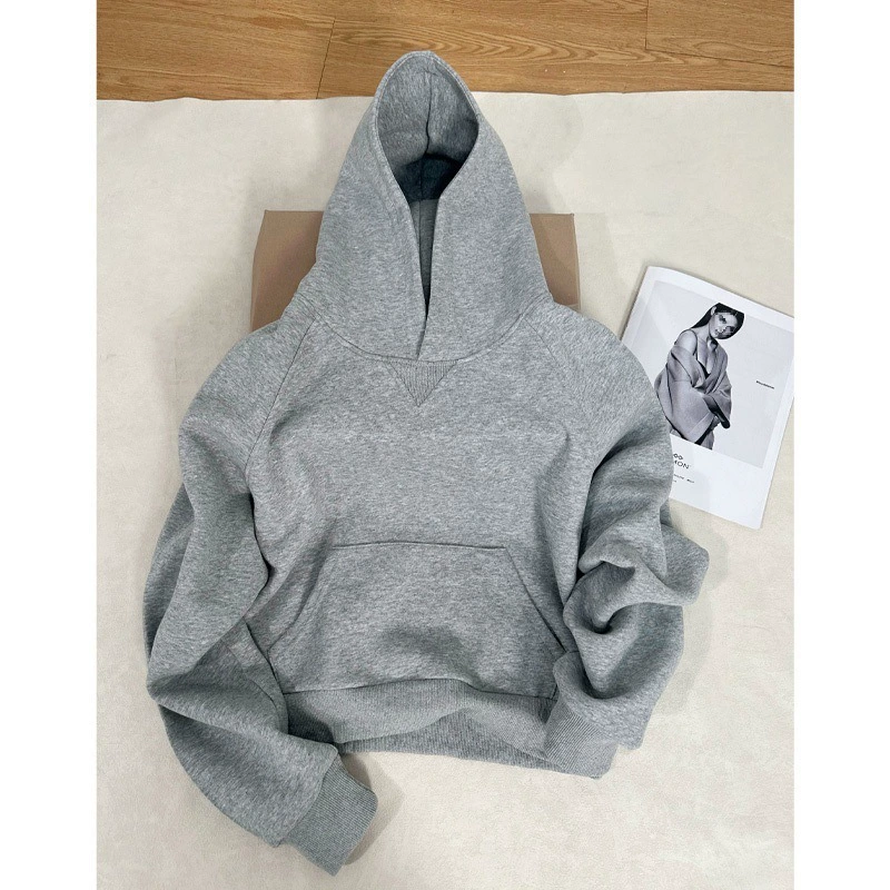 Осенне-серая короткая толстовка с капюшоном на правое плечо для женщин, новинка 2024 года, тонкая осенне-зимняя верхняя одежда для маленьких людей на флисовой подкладке