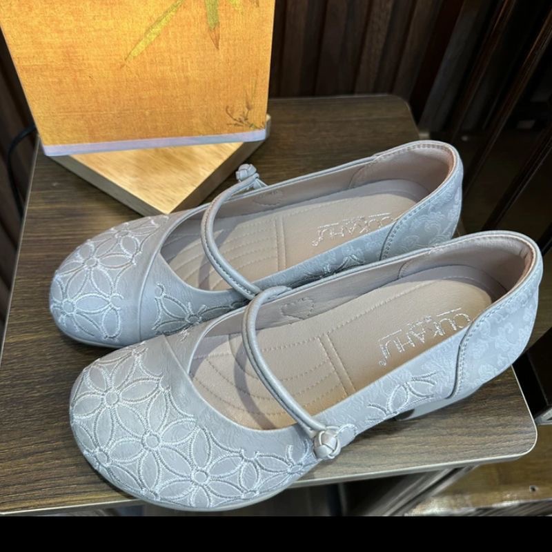 Primavera y verano nuevos zapatos chinos de estilo nacional, madre poco profunda cheongsam, zapatos bordados de mujer, negro, beige blanco, otoño