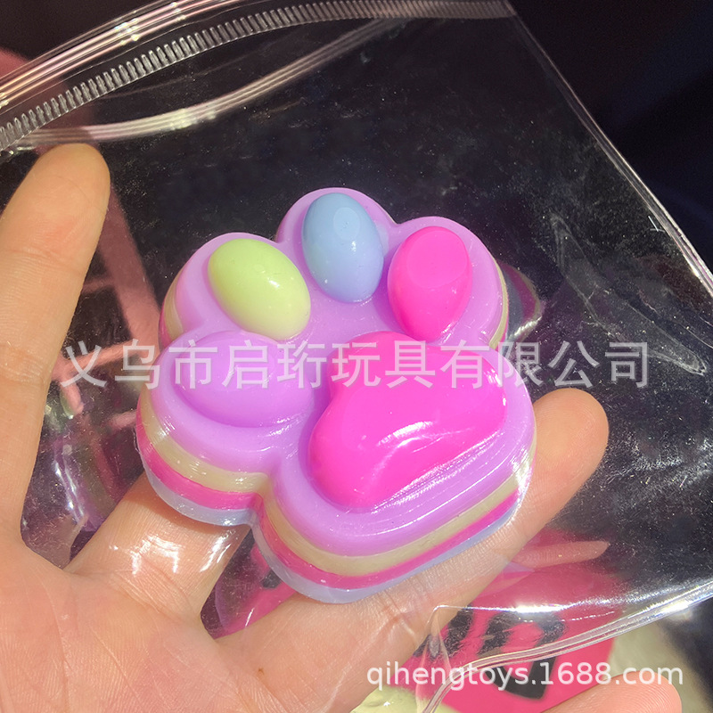 대비되는 고양이 발톱 로즈 퍼플