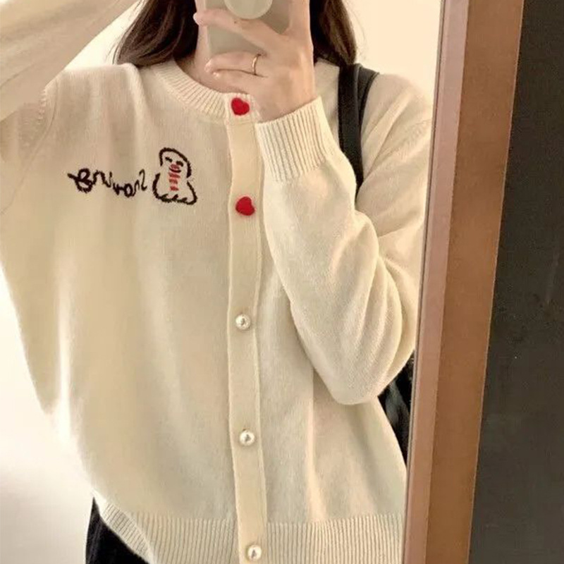 2024 Primavera y otoño nueva perla hebilla cuello redondo casual top coat Carta bordada de estilo coreano de las mujeres suéter de punto cardigan