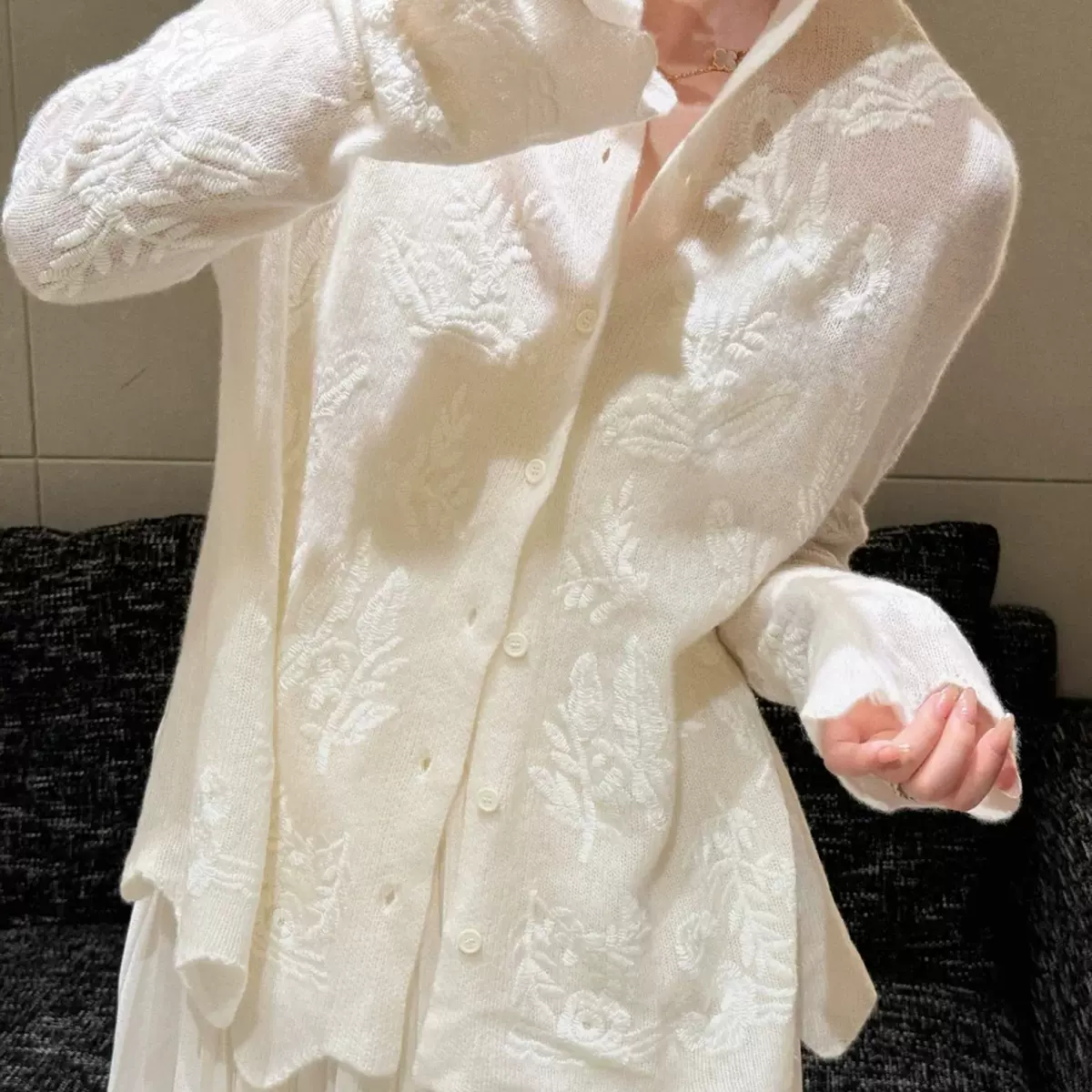 现货【白茶慕斯】糯糯的法式重工繁复线绣水溶羊毛绵软针织衫毛衣