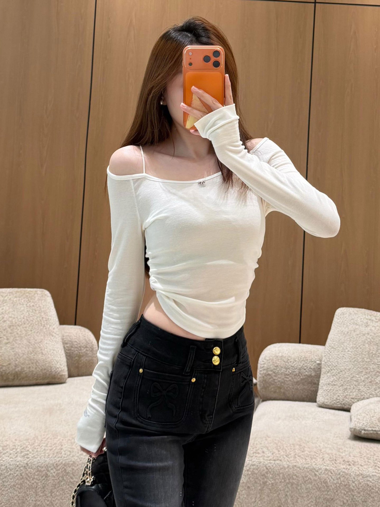 Elegant and sophisticated off-shoulder pleated wool base shirt, slim-fit and slimming T-shirt with thin straps and long sleeves for women