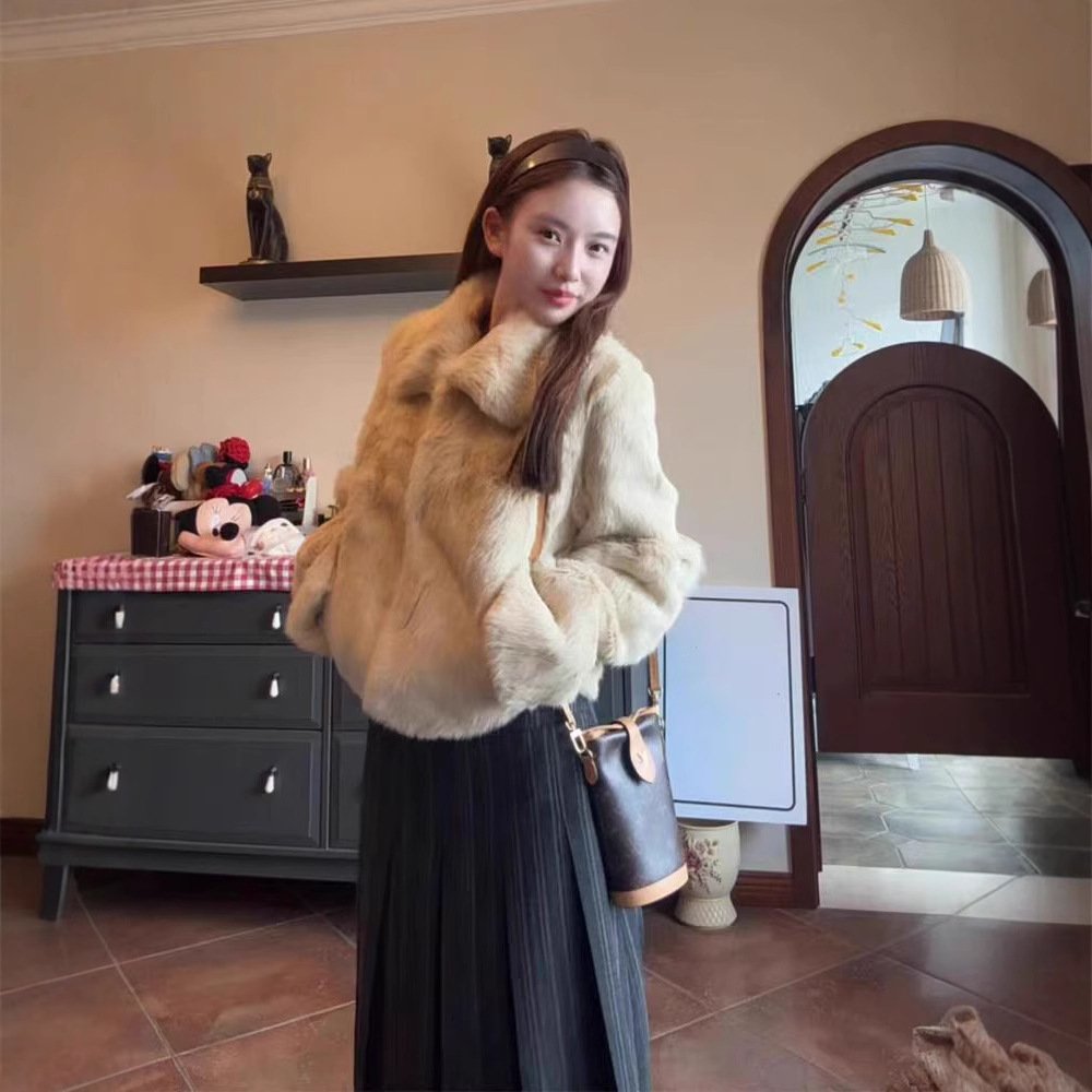 Women's short winter coat, 2025 new style, genuine rabbit fur coat, petite style, fur-lined top.