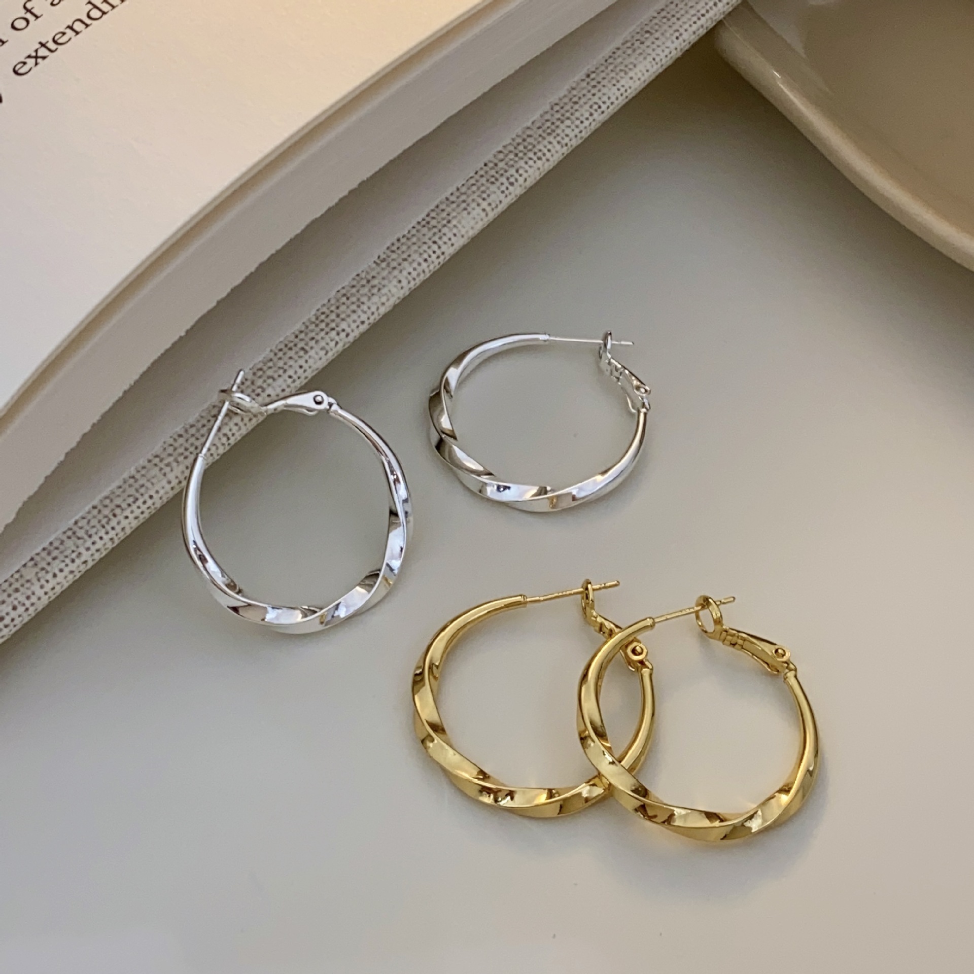 Copper Plated with Real Gold European and American Style Metal Twist Smooth Hoop Earrings New Light Luxury Elegant High-End Fashion Earrings Women's Ear Accessories