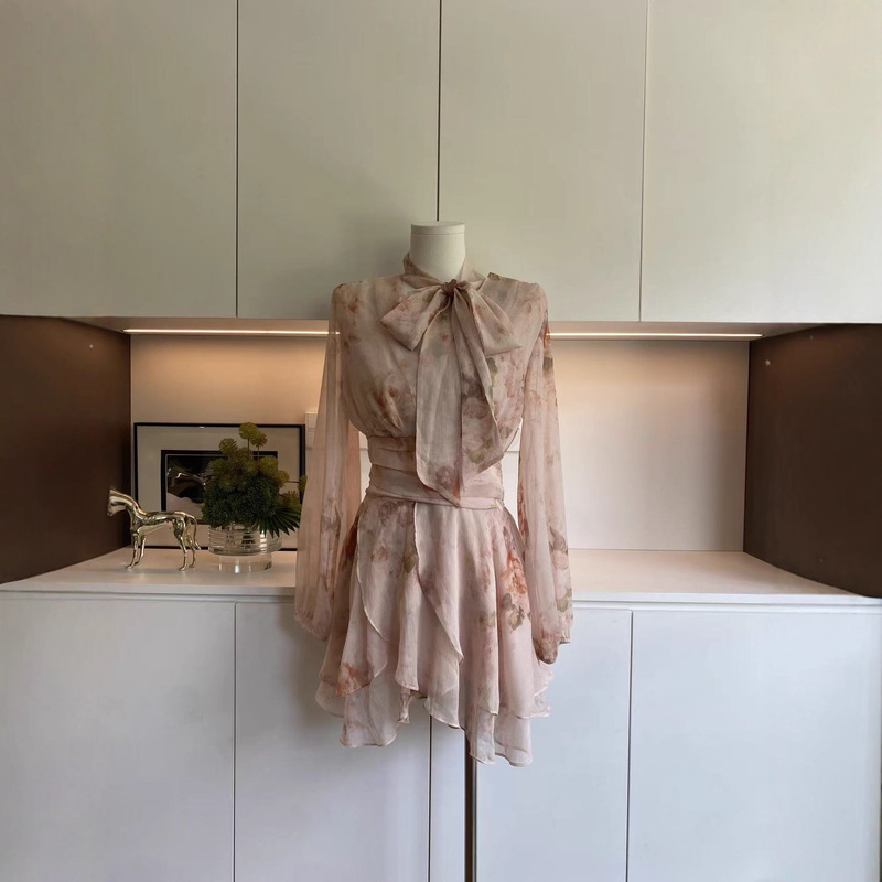 Temple Late Autumn Flower House "French Floral V-Neck Long Sleeve Dress for Women, Summer Gentle Style Waist-Cinching Dress, 2025 Autumn