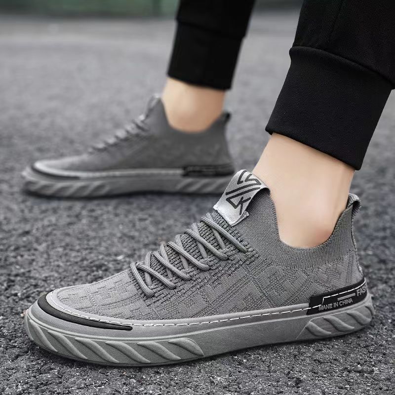 Nuevos zapatos de hombre de tela volante, zapatos de un solo pedazo de malla transpirables coreanos simples y cómodos zapatos de hombre al por mayor