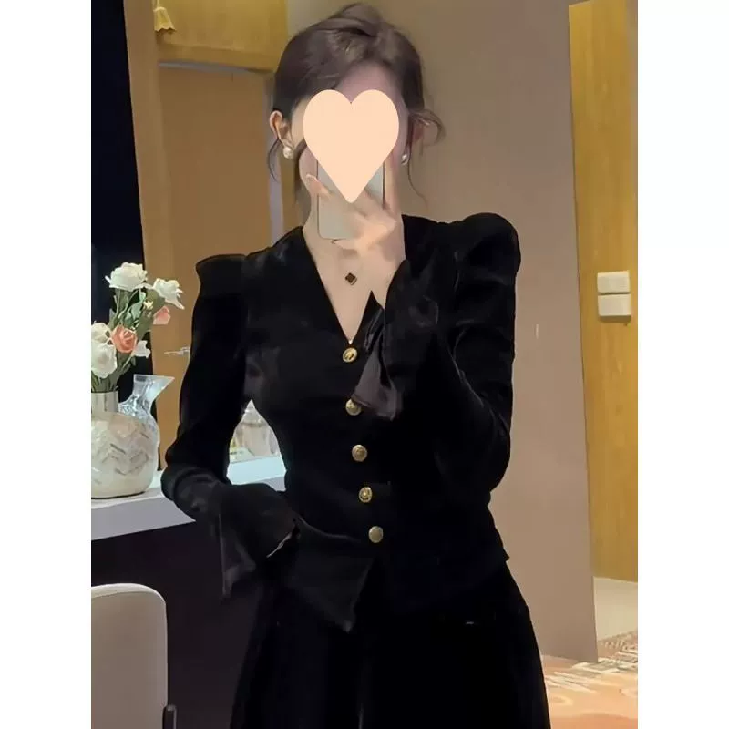 Черная блузка с воротником и пышными рукавами, новинка 2024 года, женская осенне-зимняя, уникальная и изысканная, высококачественный французский бархатный топ, нежный и изящный.